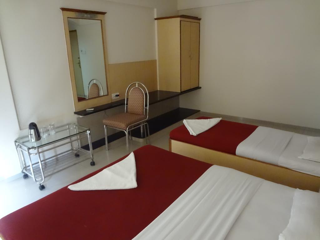 Hotel Ashwin Мумбай Екстериор снимка