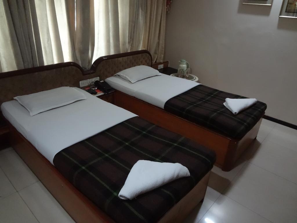 Hotel Ashwin Мумбай Екстериор снимка
